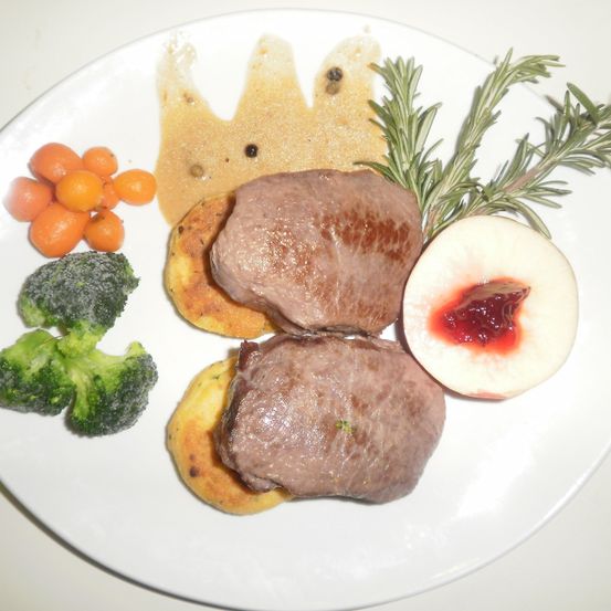 Bild enthält, Food, Food Presentation, Meal, Lunch, Plate, Dish, Bread, Fungus, Plant, Produce