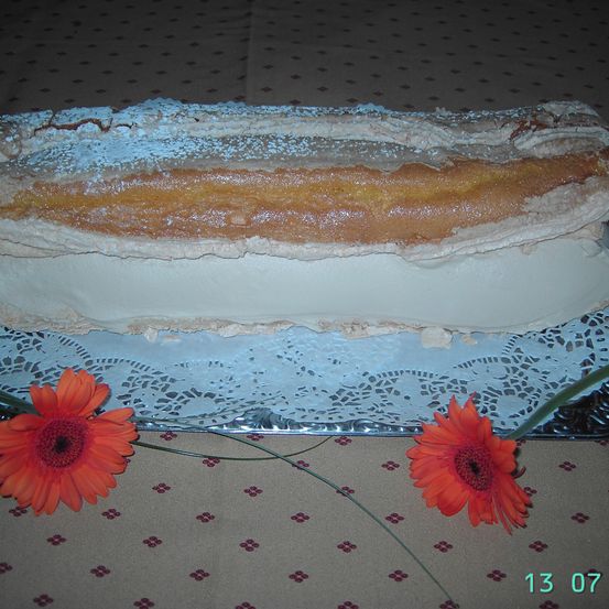 Bild enthält, Cream, Dessert, Food, Icing, Birthday Cake, Cake, Torte, Bread, Flower, Meal