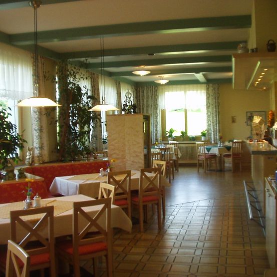 Bild enthält, Indoors, Restaurant, Floor, Flooring, Building, Dining Room, Dining Table, Table, Cafeteria, Cafe