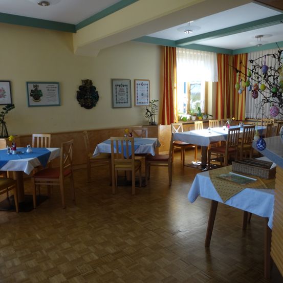 Bild enthält, Floor, Flooring, Wood, Dining Table, Table, Restaurant, Dining Room, Hardwood, Plywood, Cafeteria