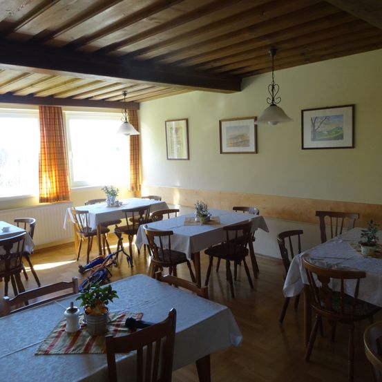 Bild enthält, Dining Table, Table, Restaurant, Wood, Floor, Flooring, Dining Room, Plywood, Hardwood, Cafeteria