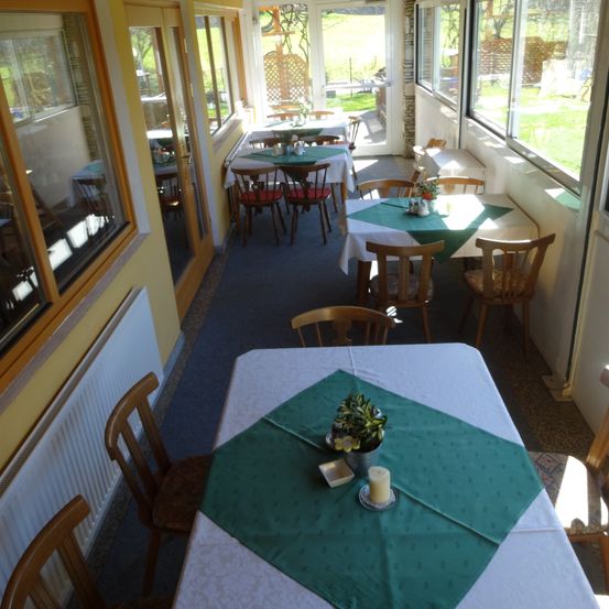 Bild enthält, Dining Table, Table, Dining Room, Restaurant, Plywood, Wood, Floor, Flooring, Cafeteria, Chair