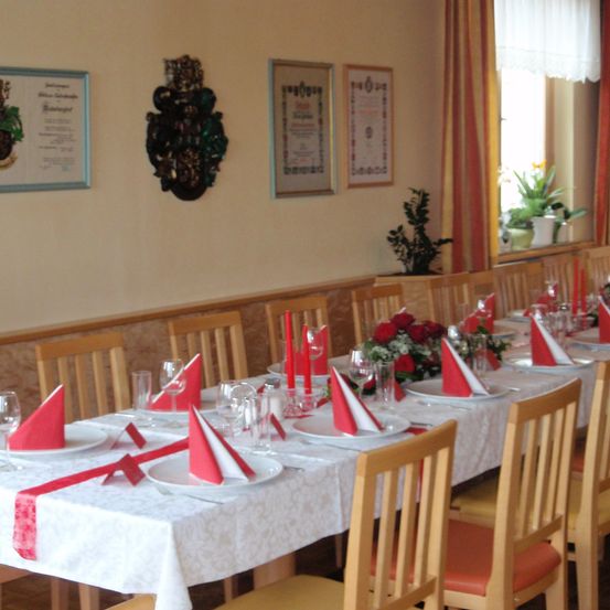 Bild enthält, Dining Table, Table, Dining Room, Flower, Flower Arrangement, Flower Bouquet, Chair, Linen, Restaurant, Wood