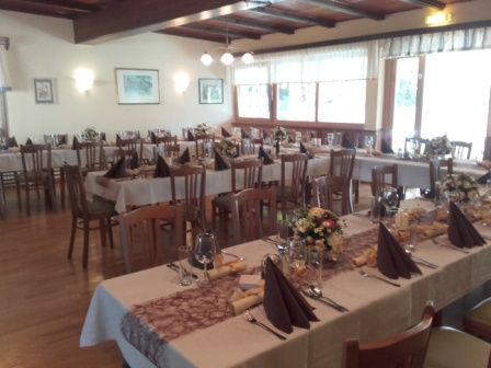 Bild enthält, Dining Table, Furniture, Table, Indoors, Restaurant, Cafeteria, Dining Room, Meal, Reception Room, Chair