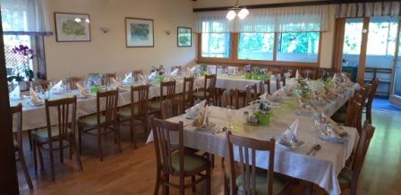 Bild enthält, Dining Table, Furniture, Table, Dining Room, Indoors, Reception Room, Waiting Room, Restaurant, Chair, Cafeteria