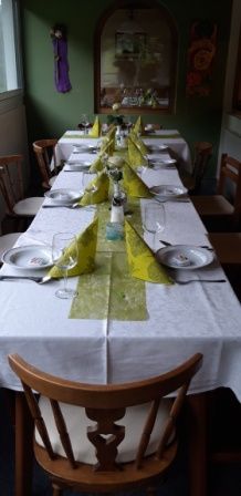 Bild enthält, Dining Table, Furniture, Table, Dining Room, Indoors, Tablecloth, Chair, Tabletop, Linen, Cutlery