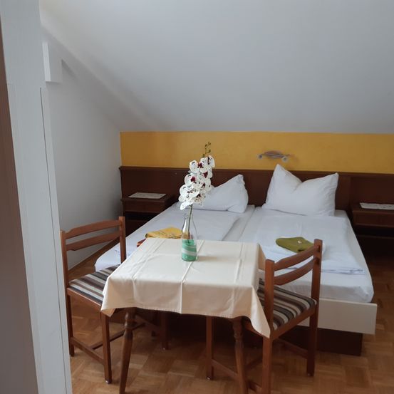 Bild enthält, Indoors, Interior Design, Wood, Floor, Flooring, Hardwood, Chair, Plywood, Bed, Housing