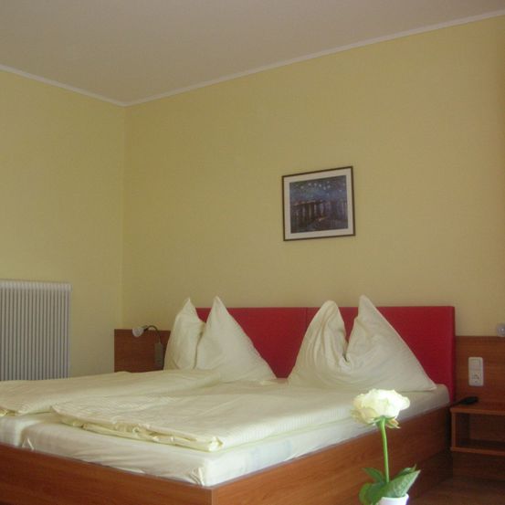 Bild enthält, Corner, Indoors, Interior Design, Furniture, Bed, Wood, Flooring, Bedroom, Cushion, Hardwood