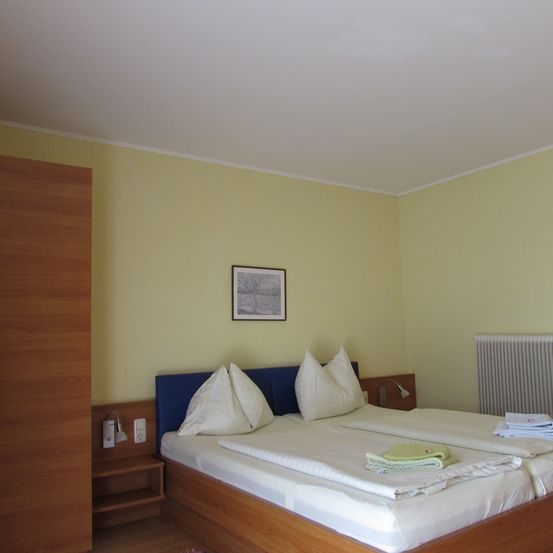 Bild enthält, Interior Design, Floor, Flooring, Wood, Plywood, Bed, Furniture, Hardwood, Bedroom, Cushion