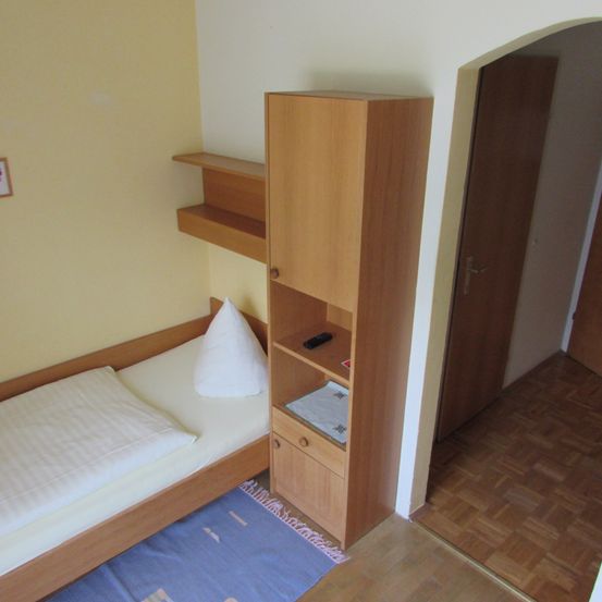 Bild enthält, Floor, Flooring, Wood, Corner, Bed, Furniture, Interior Design, Plywood, Bedroom, Hostel