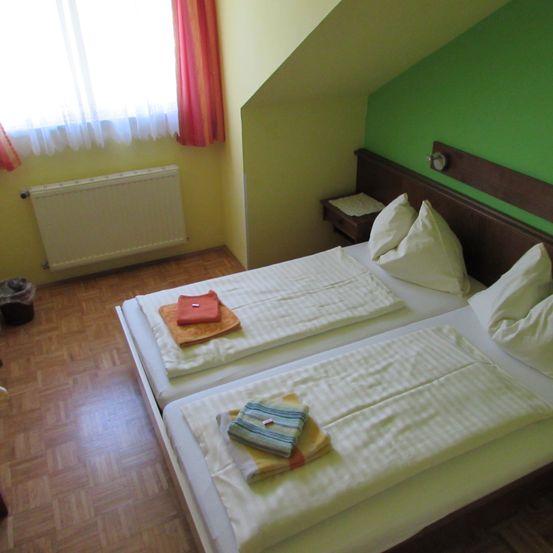 Bild enthält, Bed, Furniture, Building, Hostel, Housing, Floor, Flooring, Chair, Bedroom, Indoors