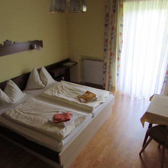 Bild enthält, Floor, Flooring, Wood, Hardwood, Interior Design, Bed, Furniture, Plywood, Living Room, Chair