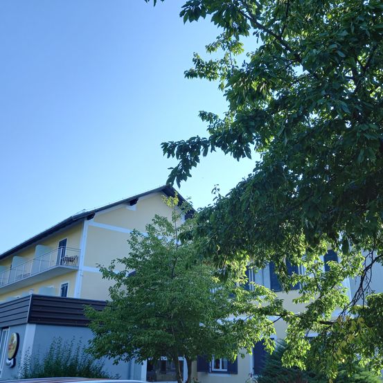 Bild enthält, Tree, Building, Outdoors, Shelter, Tree Trunk, Neighborhood, Nature, Housing, Scenery, House