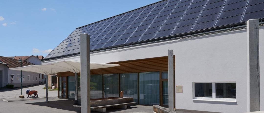 Bild enthält, Architecture, Building, Electrical Device, Person, Housing