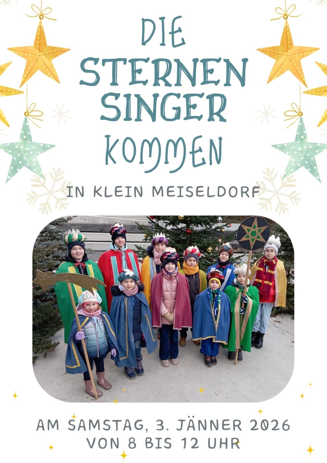 Eine Gruppe von Kindern in bunten Kostümen posiert für ein Foto vor einem Weihnachtsbaum in Klein Meiseldorf.