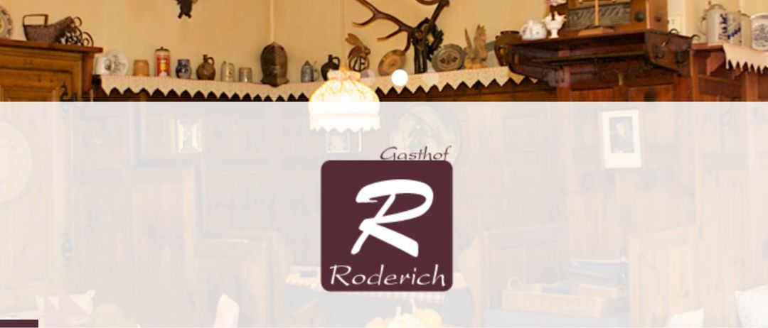 Ein rustikaler Innenraum mit einem Regal, das mit verschiedenen Dekorationsartikeln, einer Lampe und dem Gasthof R Roderich Logo in der Mitte gefüllt ist.