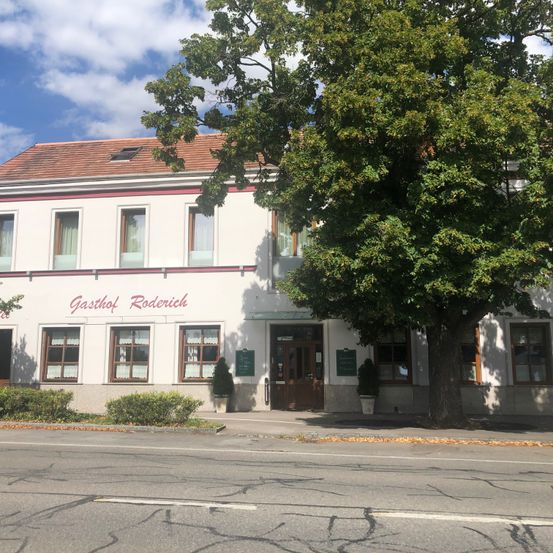 Bild enthält, City, Road, Street, Urban, Neighborhood, Plant, Tree, Monastery, Path, Tarmac