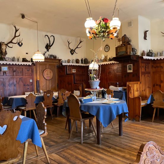 Bild enthält, Indoors, Interior Design, Dining Room, Dining Table, Table, Restaurant, Wood, Chair, Painting, Hardwood