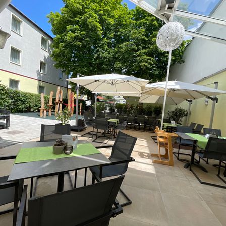 Bild enthält, Plant, Bench, Floor, Restaurant, Chair, Table, Patio, Terrace, Dining Table, Desk