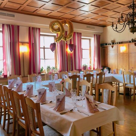 Bild enthält, Indoors, Fun, Hall, Banquet, Chair, Chandelier, Fork