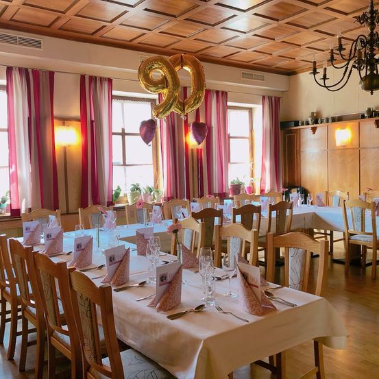 Bild enthält, Indoors, Fun, Hall, Banquet, Chair, Chandelier, Fork