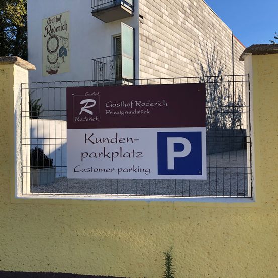 Bild enthält, Advertisement, Scoreboard