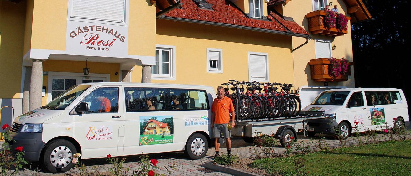 Bild enthält, Neighborhood, Person, Car, Transportation, Vehicle, Van, Machine, Wheel, Building, Housing