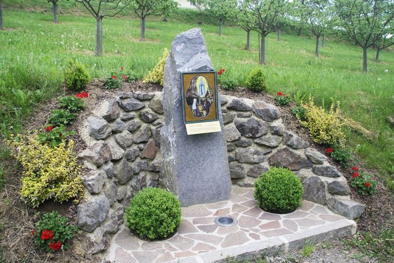 Bild enthält, Path, Walkway, Slate, Flagstone, Grass, Plant, Vegetation, Herbal, Rock, Park