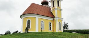 Bild enthält, Grass, Plant, Building, Monastery, Bell Tower, Arch, Gothic Arch, Lawn, Spire, Church