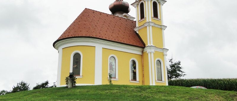 Bild enthält, Grass, Plant, Building, Monastery, Bell Tower, Arch, Gothic Arch, Lawn, Spire, Church