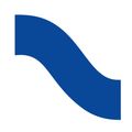 Eine blaue, wellenförmige Kurve, die auf einem weißen Hintergrund platziert ist.