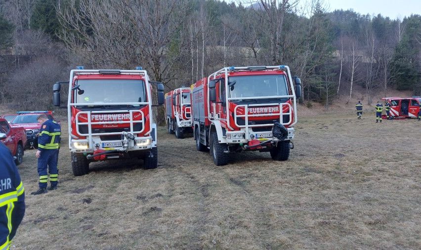 Bild enthält, Transportation, Truck, Vehicle, Person, Car, Machine, Wheel, Fire Truck, Fire Station