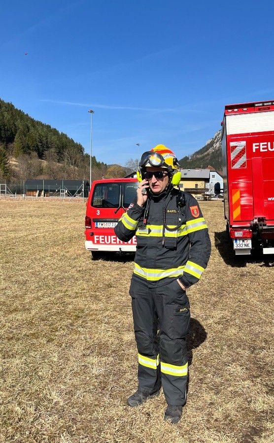 Bild enthält, Adult, Male, Man, Person, Fireman, Footwear, Shoe, Helmet, Glasses, Truck
