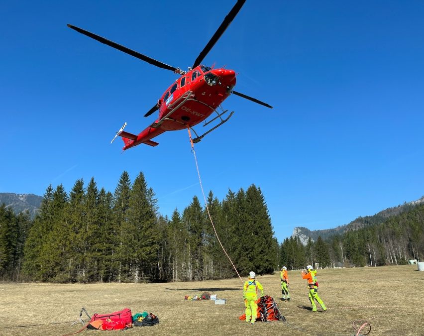 Bild enthält, Aircraft, Helicopter, Transportation, Vehicle, Person, Helmet, Rescue, Accessories, Bag, Handbag