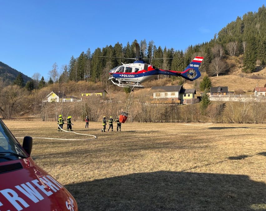 Bild enthält, Aircraft, Helicopter, Transportation, Vehicle, Car, Person, Helmet, Airport