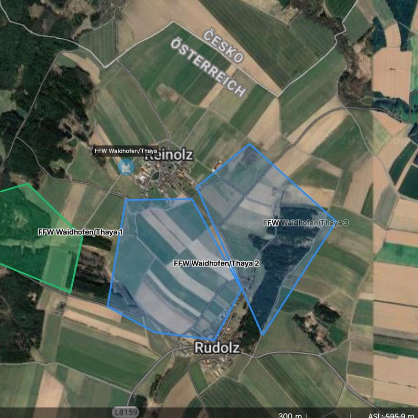 Luftaufnahme eines Gebiets mit einem Gewässer und umliegenden Feldern, beschriftet als FW Waidhofen/Thaya. Es umfasst das Dorf Reinholz und andere beschriftete Parzellen.