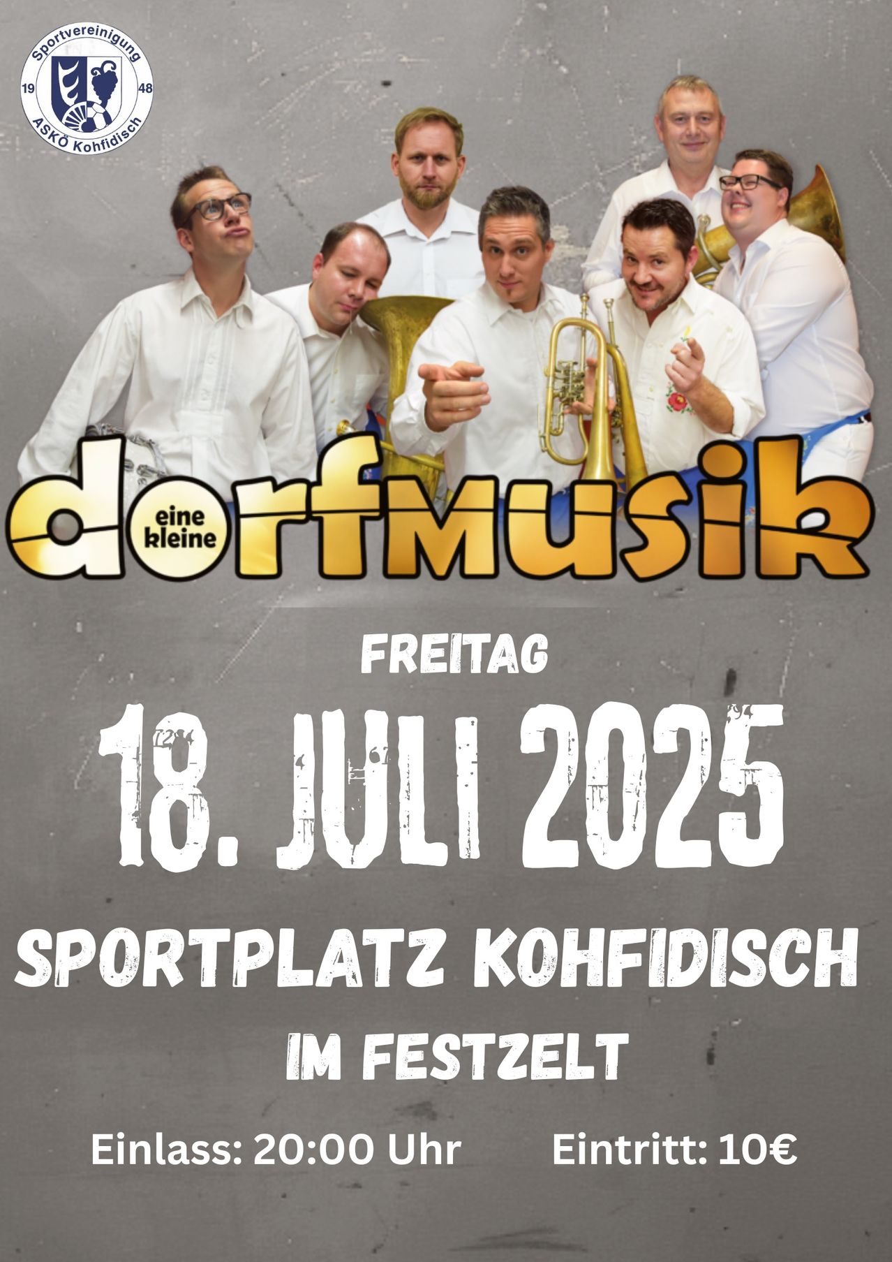 Ein Poster bewirbt Dorfmusik, eine Band, die am 18. Juli 2025 auf dem Kohfidisc-Sportplatz spielt. Das Poster zeigt eine Gruppe von Männern mit Musikinstrumenten.