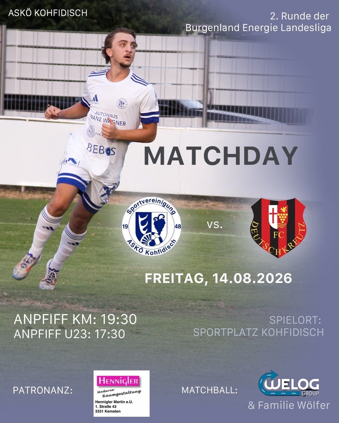Ein Fußballspieler in einem weißen Trikot mit blauen Streifen läuft auf dem Feld. Das Bild ist ein Poster für ein Fußballspiel zwischen zwei Teams, mit dem Datum und der Zeit des Spiels angezeigt.