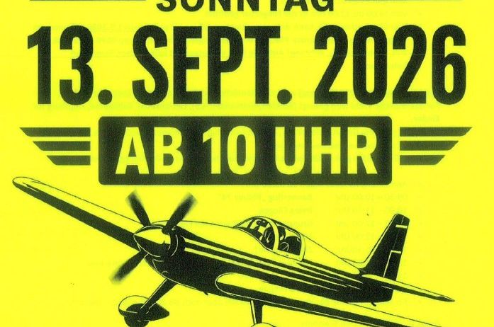 Ein gelbes Plakat bewirbt das Flugtag-Event am 13. September 2026 ab 10 Uhr. Es zeigt eine schwarz-weiße Flugzeugillustration.