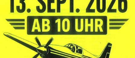 Ein gelbes Plakat bewirbt das Flugtag-Event am 13. September 2026 ab 10 Uhr. Es zeigt eine schwarz-weiße Flugzeugillustration.