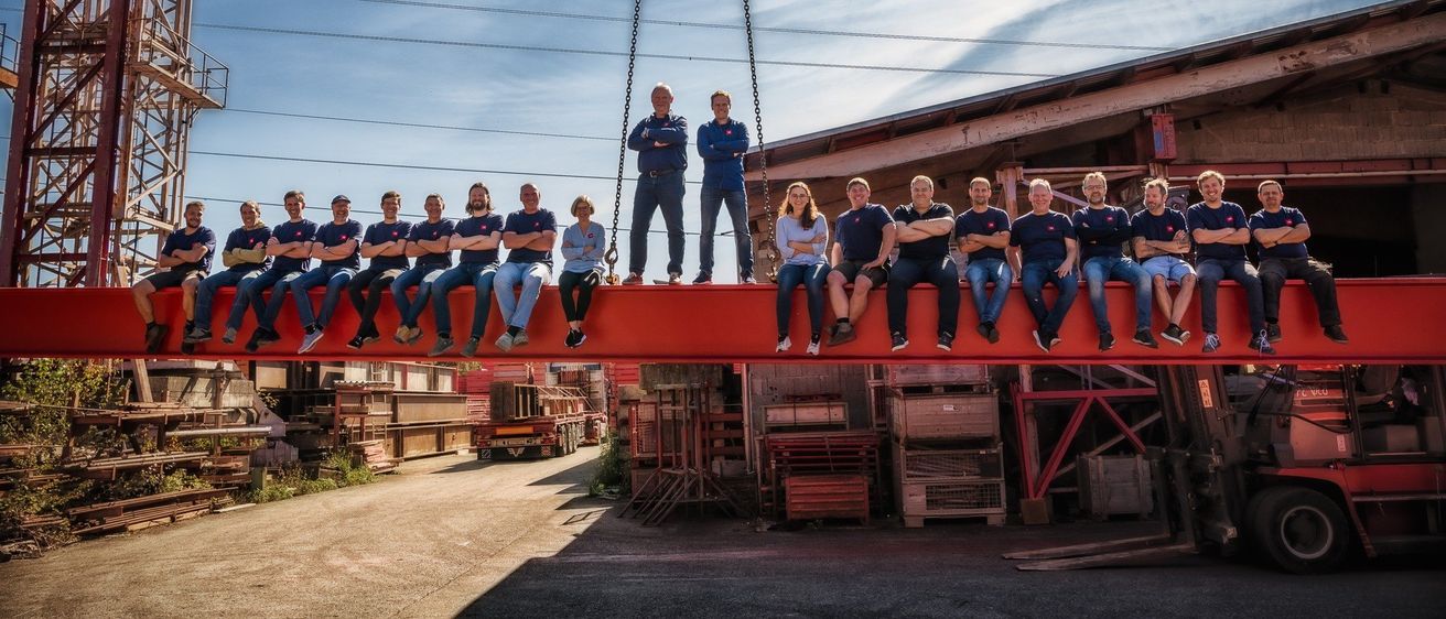 Bild enthält, Clothing, Pants, People, Person, Worker, Hardhat, Helmet, Shoe, Groupshot, Jeans