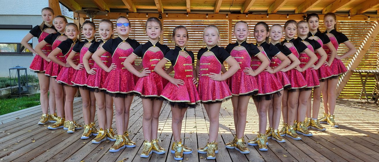 Bild enthält, People, Person, Wood, Hardwood, Skirt, Child, Female, Girl, Dress, Dancing