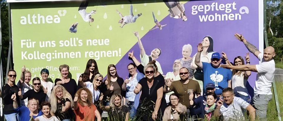 Bild enthält, Advertisement, Adult, Female, Person, Woman, Male, Man, Baseball Cap, People, Groupshot