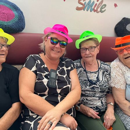 Bild enthält, People, Person, Sunglasses, Portrait, Glasses, Adult, Female, Woman, Hat, Photobombing