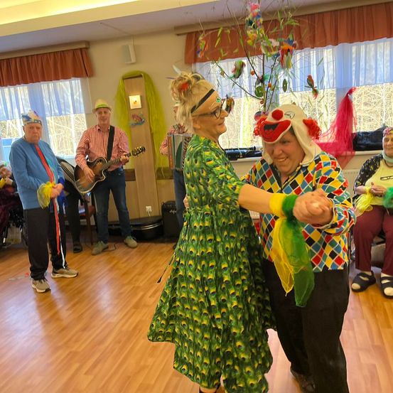Bild enthält, Costume, Person, Dancing, Adult, Male, Man, Guitar, Female, Woman, People