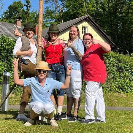 Bild enthält, People, Outdoors, Shelter, Grass, Nature, Park, Vegetation, Portrait, Backyard, Yard