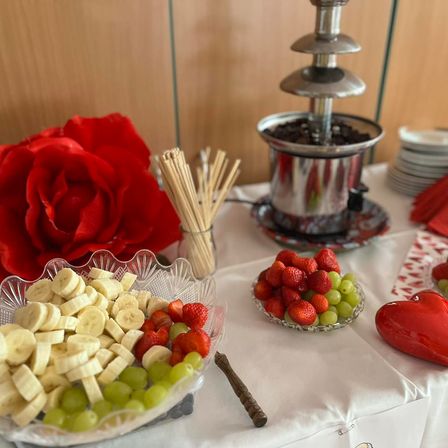 Bild enthält, Brunch, Food, Food Presentation, Plant, Rose, Cookware, Pot, Cooking Pot, Pill, Meal