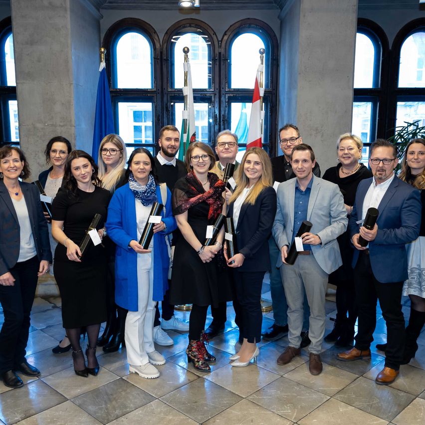 Bild enthält, Groupshot, Person, Skirt, Adult, Male, Man, Necklace, Glasses, Coat, Pants