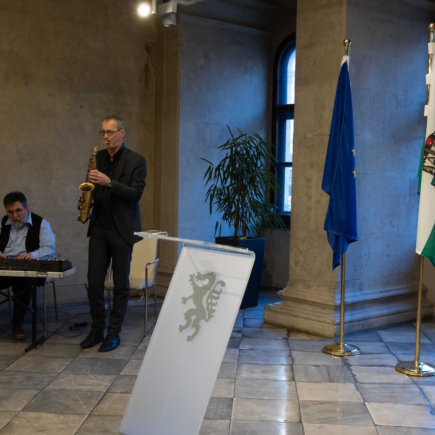 Bild enthält, Crowd, Person, Piano, Adult, Male, Man, Wristwatch, Audience, Plant, Glasses