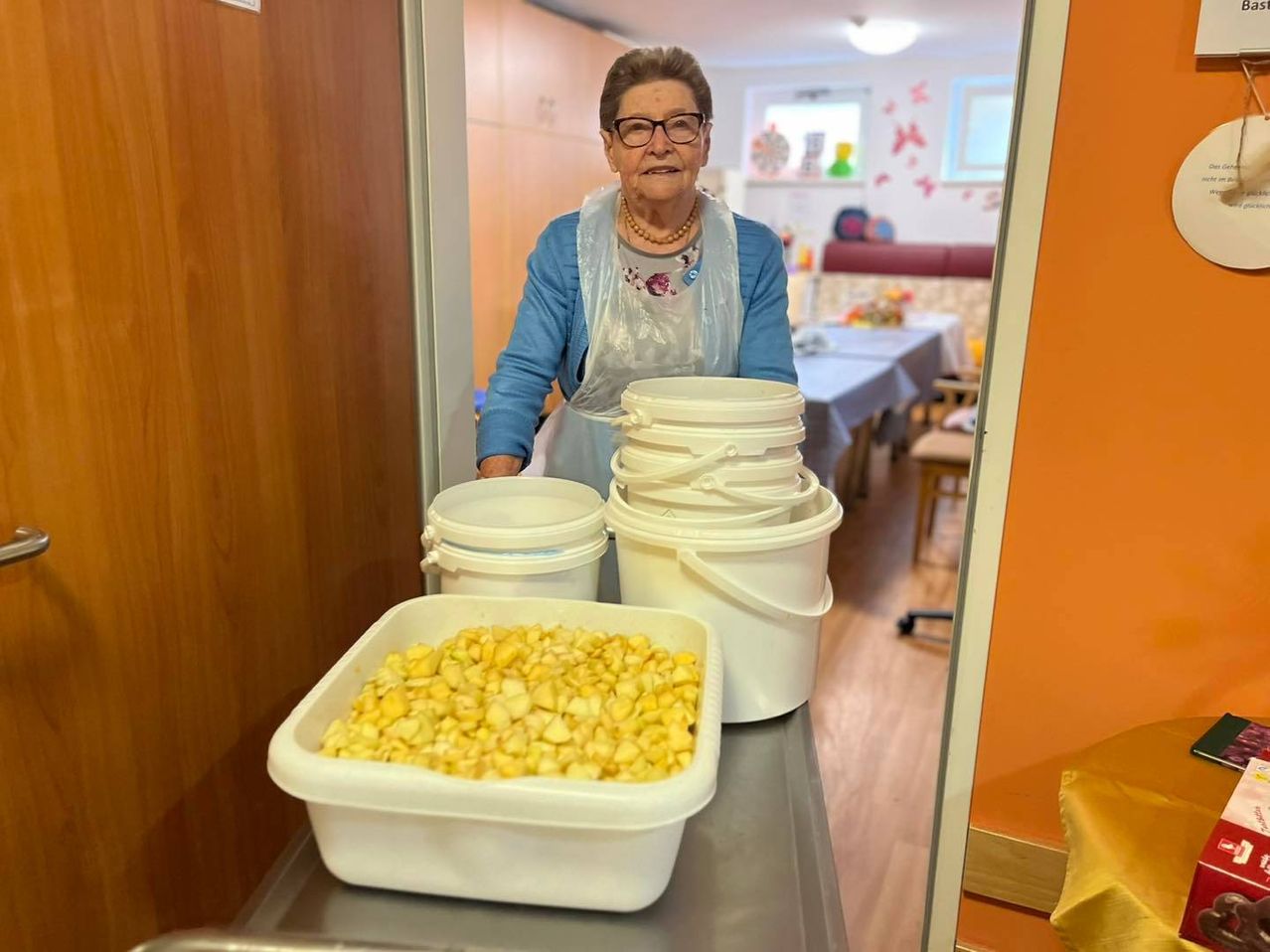 Bild enthält, Bowl, Cup, Disposable Cup, Food, Mac and Cheese, Person, Accessories, Jewelry, Necklace, Face